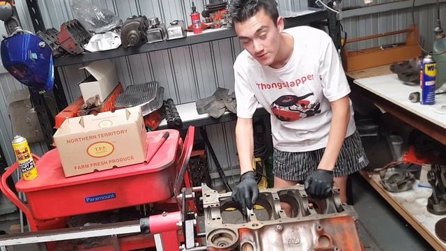 Why the small block Chevy 400 is different смотреть онлайн