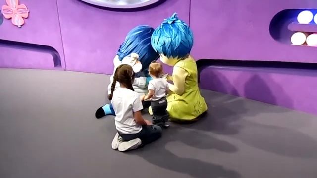 The girls meet Joy & Sadness!!! смотреть онлайн