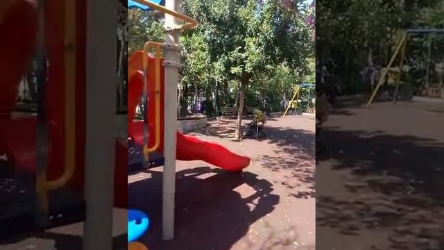 Детская площадка в Афинах (Греция) смотреть онлайн