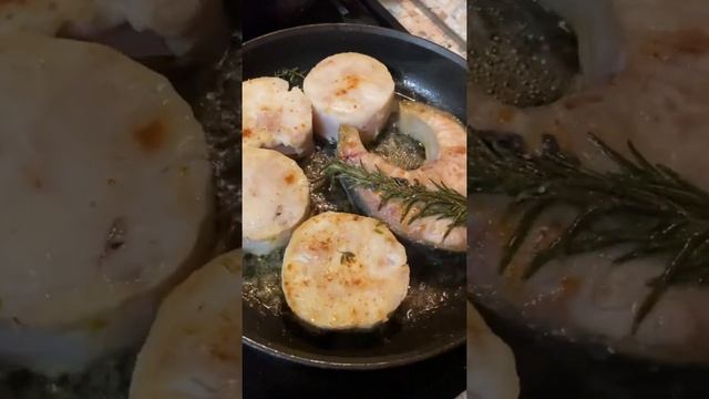 Готовим ужин! Стейк Ленского Осетра и медальоны из Хека, это фантастика? смотреть онлайн