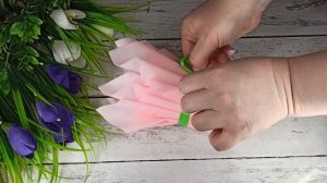 Собираю букет из мыльных цветов и ягод. Розы и клубника из мыла. Декорирую стаканчик-кашпо пленкой.