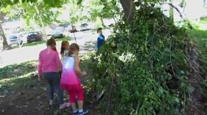 Дети строят шалаш