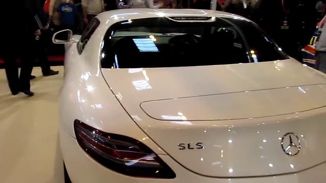 2011 Mercedes Benz SLS in White at Motor Show смотреть онлайн