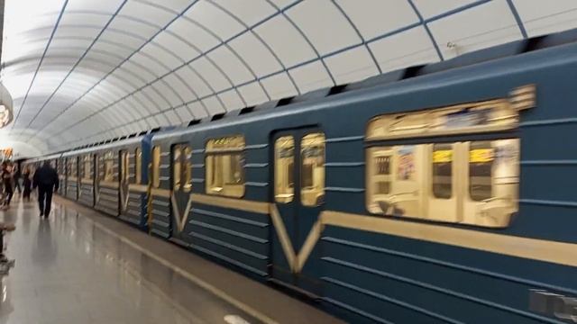 Поезд 81-540.2 отправляется со станции Международная в тупик смотреть онлайн