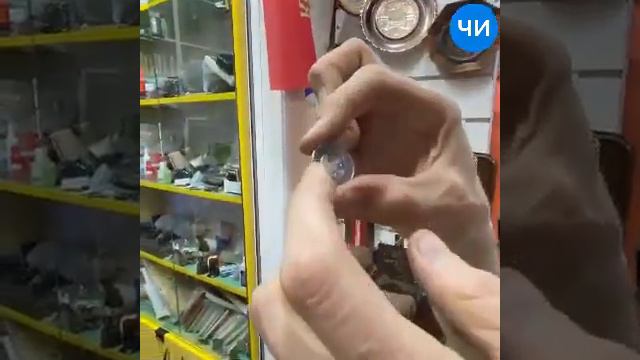 Владелец антикварного магазина рассказывает о нумизматике смотреть онлайн
