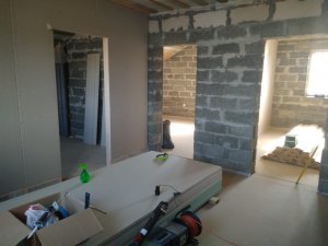 Выравнивание стен гипсокартоном на клей-пену