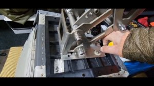 Установка амортизационной стойки сидения на лодку Волжанку.