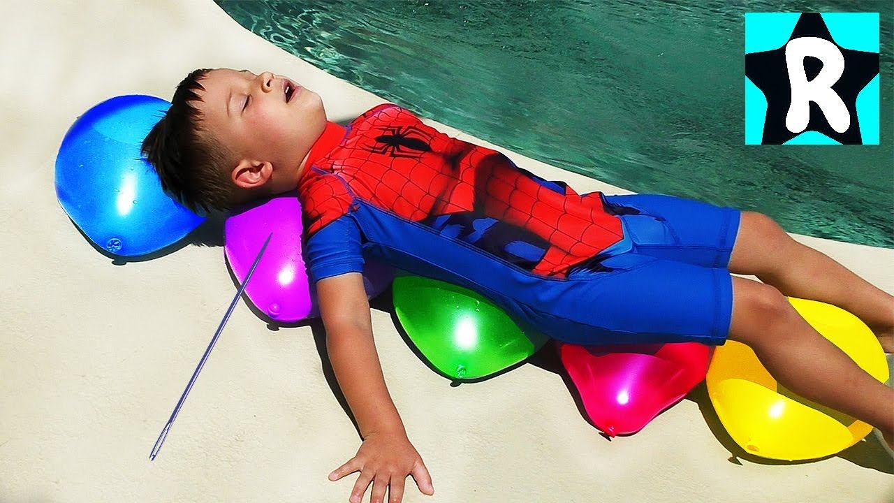Лопаем ШАРИКИ С ВОДОЙ Crushes Water balloons in Pool Kids fun in Real life Kids Video with balls смотреть онлайн