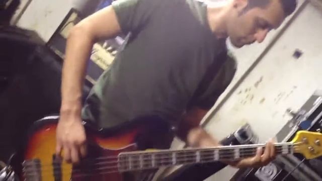 Son Doux practicing La Camisa Negra смотреть онлайн