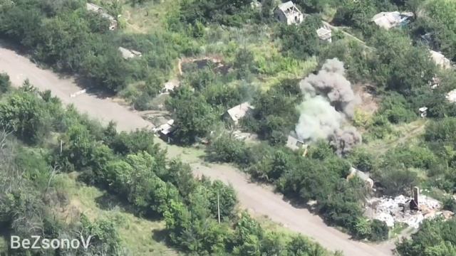 Артиллерия НМ ДНР нанесла удар по грузовику ГАЗ-66 противника с грузом боеприпасов в районе Марьинки смотреть онлайн