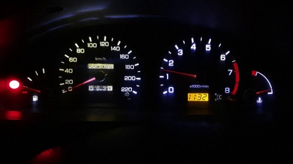 Мерцание ламп (фары, стопы, подсветка).