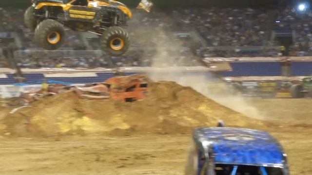 Maximum Destruction (MAX D) Performs A Back Flip (CorkScrew) in Baltimore 07/09/2011 at Monster Jam смотреть онлайн