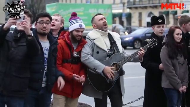 Шнур поёт с футболистом на Невском проспекте.#ленинград#сергейшнуров#сергей_шнуров#шнуров#шнур