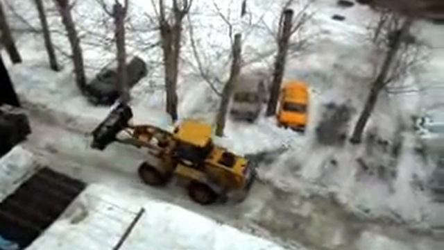 Фронтальный погрузчик уборка снега во дворах жилого сектора #ru_kompass #погрузчик #транспорт
