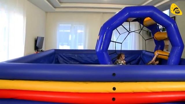 Надувные аттракционы: круглый батут и беличье колесо. Развлечения для детей смотреть онлайн