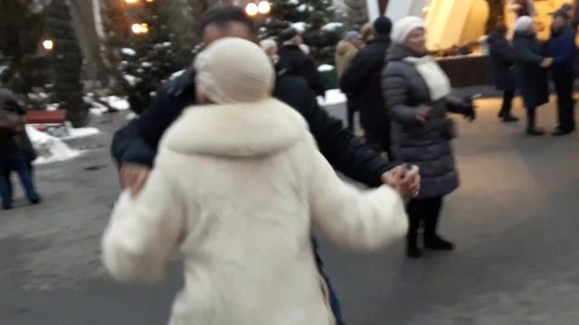 Когда ты на машине при деньгах!!!??Танцы в парке Горького!!!??Харьков 2022 смотреть онлайн