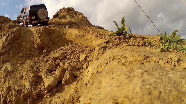 Let's rock my rebuilt Pajero SCX10 on a muddy trail (first trip) смотреть онлайн