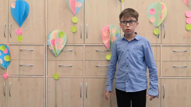 Айрат А. читает стихотворение "Что ты тискаешь утенка..." (С. Чёрный) смотреть онлайн