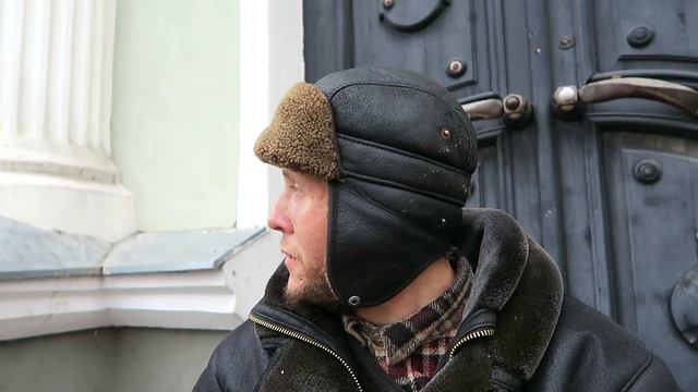 Бездомный дал денег на проезд!Почему он стал бомжом??? смотреть онлайн