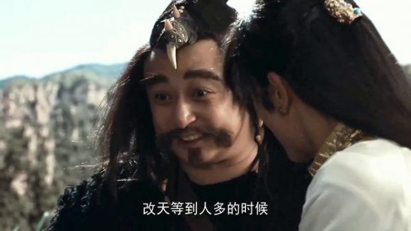 絕世高手準備圍殺功夫女俠，不料下秒女俠掀開面罩驚豔眾人！