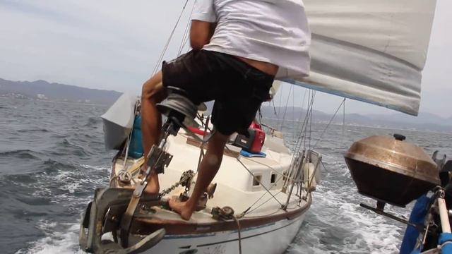 Crazy Pirate jumps between sailboats смотреть онлайн