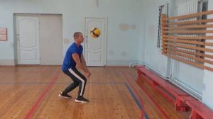 КАК научиться приему мяча С НИЗУ  в ВОЛЕЙБОЛЕ // Прием мяча С НИЗУ  для НАЧИНАЮЩИХ