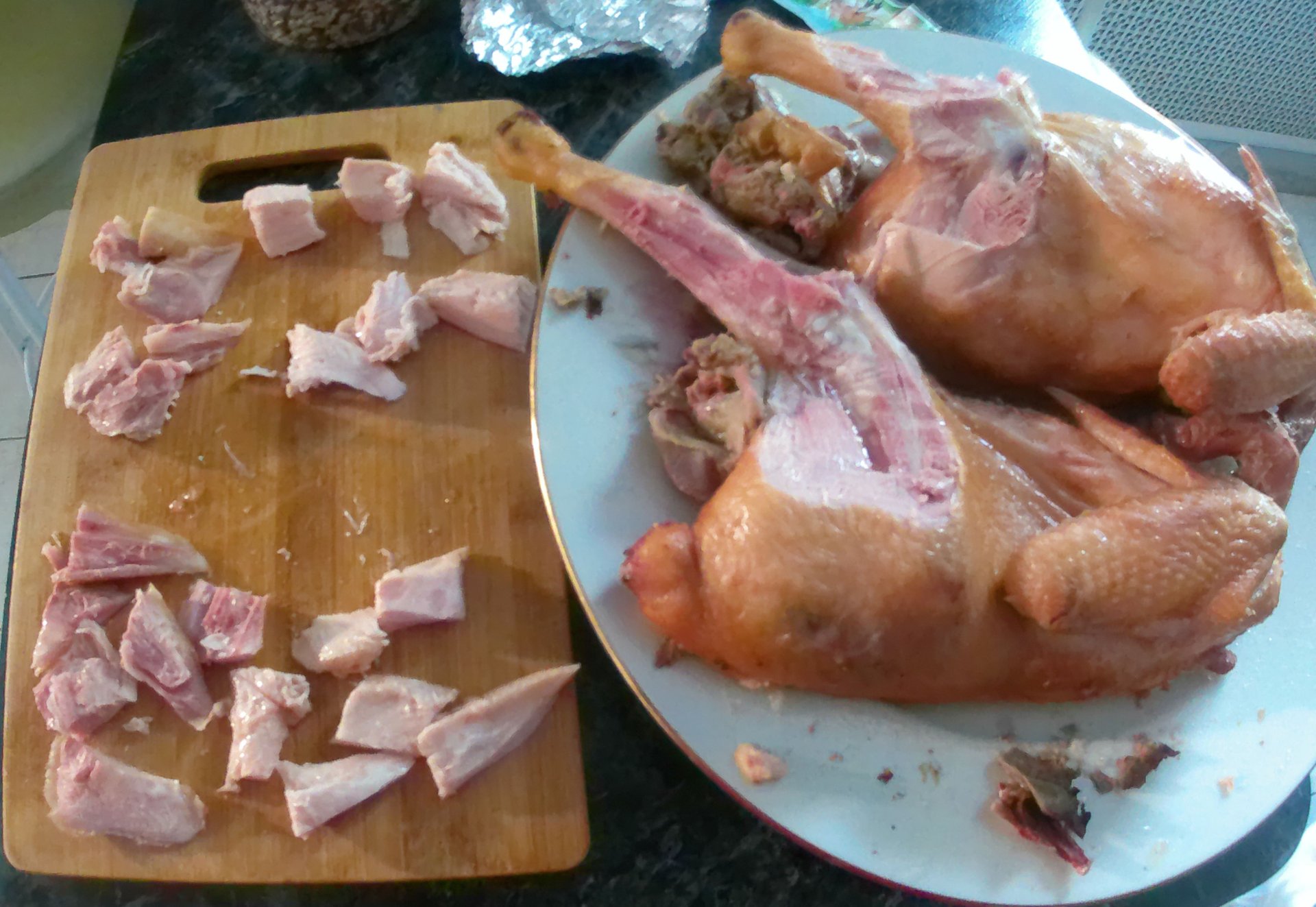 Батл. Копчёный бройлер Кобб500 против мясо-яичного петушка Мастер Грей. смотреть онлайн