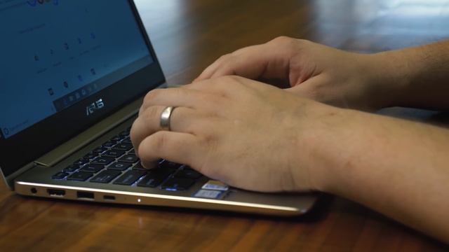 Asus ZenBook UX331UA - Hands On Review -The Best Laptop Under $1000 смотреть онлайн