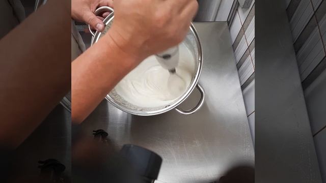 Взбиваем пастеризованные и охлажденные сливки в сливочное масло смотреть онлайн