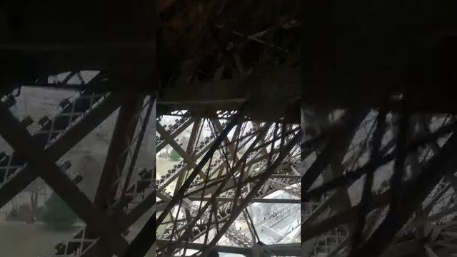 Поднимаюсь на Эйфелеву башню. смотреть онлайн
