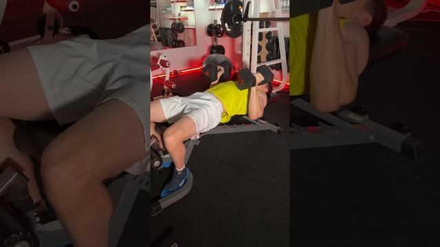 Жим гантелей узким хватом