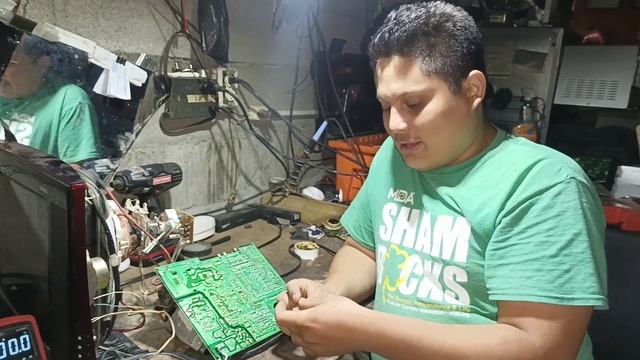 Como medir voltajes en un TV no hay voltajes fuera de la fuente смотреть онлайн