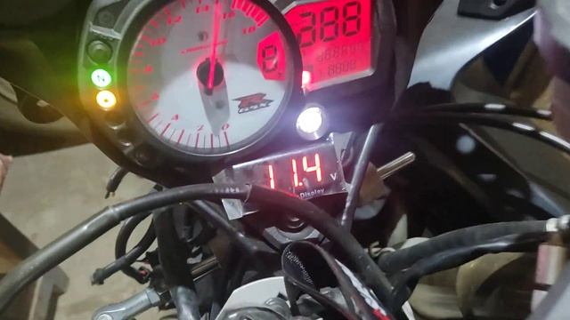 установка вольтметра с АлиЭкспресс на suzuki gsx r-600 k6 смотреть онлайн