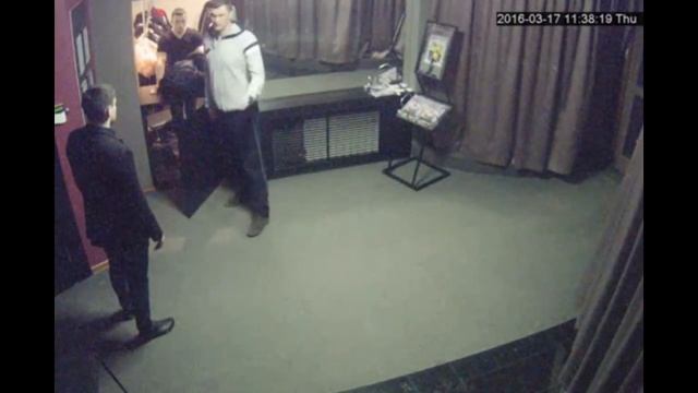 Пьяный тренер Кузбасса Денис Матусевич пристаёт к охраннику в ночном клубе Неад смотреть онлайн