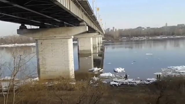 Река Томь очистился в Кемерово, но основной ледоход впереди и анимального ледохода нет смотреть онлайн