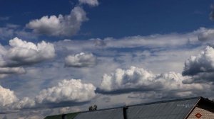 По небу плывут облака