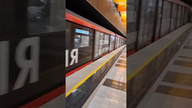 Станция метро Новаторов прибытие поезда
