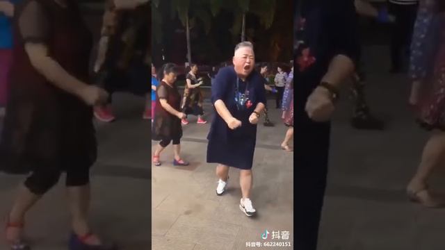 Зажигательный танец китайской бабушки. Музыка : Https://youtu.be/0O89gZhn2wo