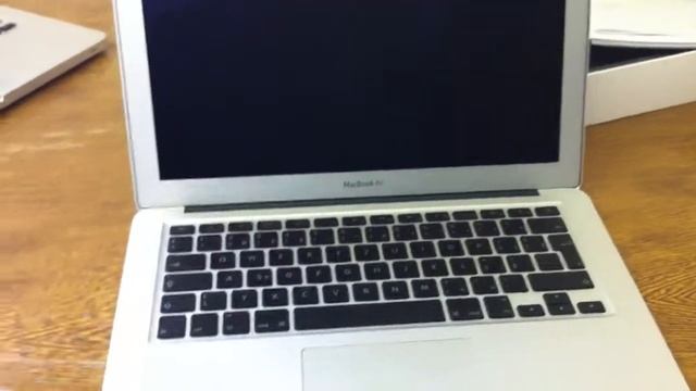 Rozbalení MacBooku Air 13" (2010) a krátká ukázka rychlosti смотреть онлайн