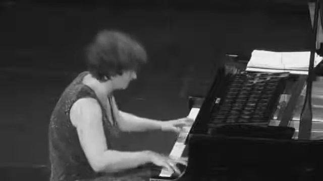 Ágnes Kövecs plays Strauss-Cziffra: Tritsch-tratsch Polka смотреть онлайн