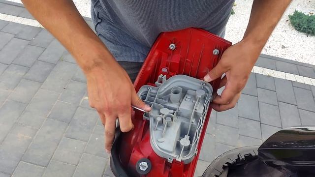 #33 - Audi A3 mk2 - jak zdemontować tylną lampę / wymienić żarówki смотреть онлайн