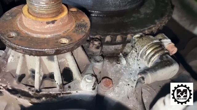 Замена помпы на БМВ 5 Е34 / Как поменять помпу BMW 5 E34 / Ремонт БМВ смотреть онлайн