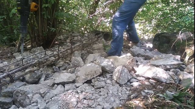 ОПЯТЬ ДОБЫЧА АРМАТУРЫ БЕНЗИНОВЫМ ОТБОЙНЫМ МОЛОТКОМ TSS GJH 95 смотреть онлайн