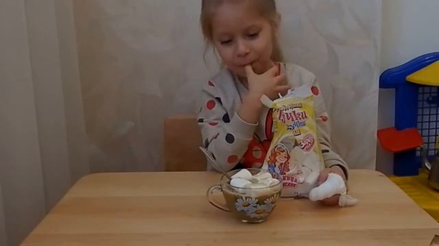 ☆彡Делаем кофейный напиток с жевательным зефиром Making coffee with marshmallow смотреть онлайн