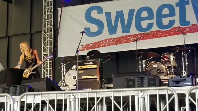 Nita Strauss at GearFest 2018-Part 2 смотреть онлайн