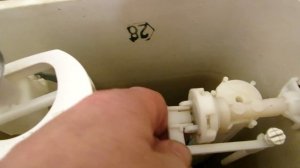 РЕМОНТ СЛИВНОЙ БАЧОК УНИТАЗА НОВАЯ ИДЕЯ! пропускает клапан и идет перелив в унитаз