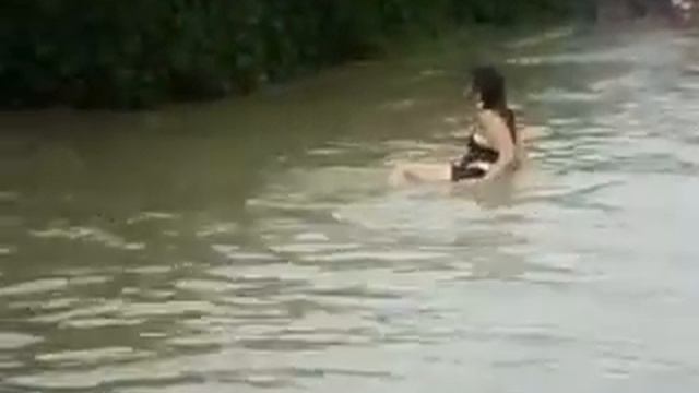 Звезда Луганска купается на Ж/Д вокзале 2013год. смотреть онлайн