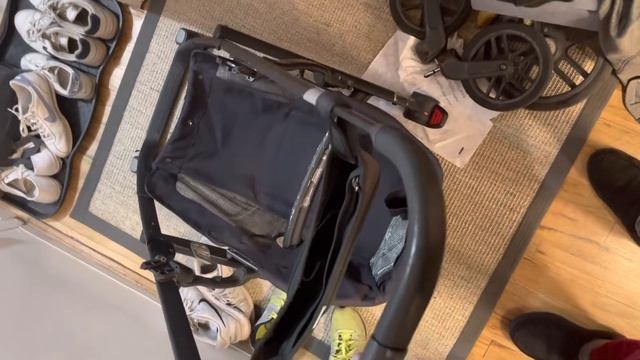 Uppababy Vista - Loose frame (wheels removed) смотреть онлайн