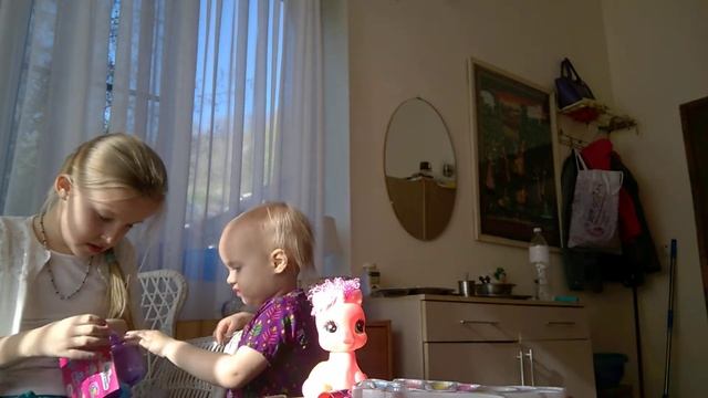 Дети смешно красятся детской косметикой смотреть онлайн