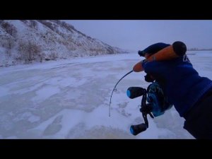 АДРЕНАЛИН ЗАШКАЛИВАЕТ ОТ ЭТИК ТЫЧКОВ! ВТОРОЙ ПЕРВЫЙ ЛËД!  Рыбалка